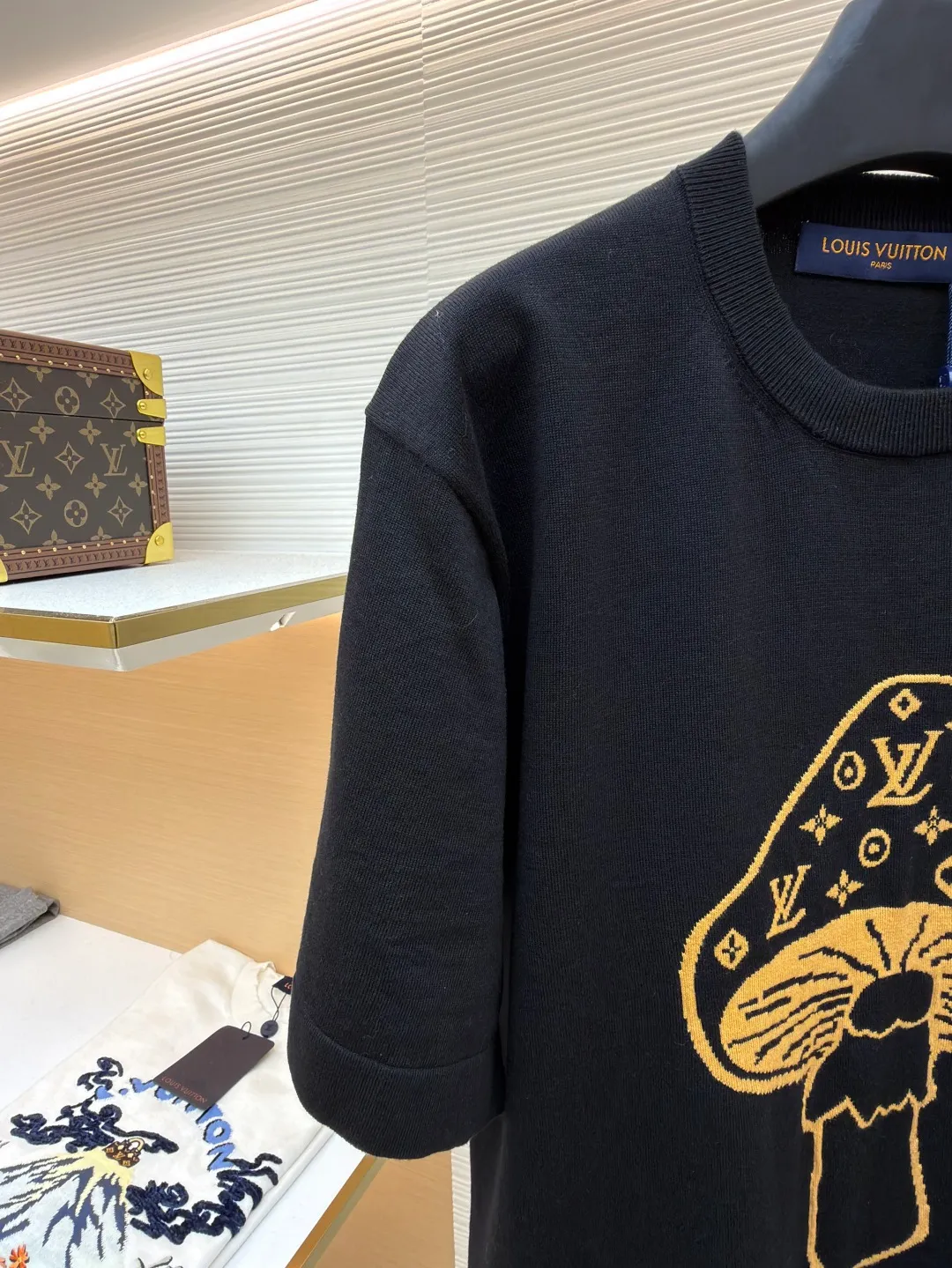 LOUIS VUITTON mushroom knitted intarsia round neck short-sleeved T-shirt ●Original version: 8950 purchase and development ●Item number: 1681455-A65 ●Material: pure cotton fabric ●Technology: knitted intarsia production ●Color: black ●Version: fitted version ●Weight: about 305 grams ●Size: XS-S-M-L ●Description: This T-shirt is made of high-quality knitted fabric, soft and crisp texture, black tone is classic and versatile. The round neck structure adopts precision hemming technology, and the neckline fits the neck and is not easily deformed. The mushroom pattern on the front adopts jacquard knitting technology, and the golden silk thread is integrated with the brand's classic logo. The texture is three-dimensional and delicate, highlighting the brand's high recognition. The body of the garment is sewn using industrial-grade flat seam technology. The stitches are smooth and even, and the stitches at the hem and cuffs are fine and firm. From the selection of knitted fabrics to the process control of jacquard patterns, every process reflects Louis Vuitton's pursuit of process precision and creative design. It not only retains the daily practicality of the T-shirt, but also shows the brand's light luxury recognition through the unique jacquard. It is a fusion of knitting technology and fashion design. The overall wiring is straight and delicate, the fabric is comfortable and soft, and the color is consistent without color difference. It can be matched with the same style to create a fashionable look and control various occasions. Customized accessories, complete with three standards, same style for men and women!